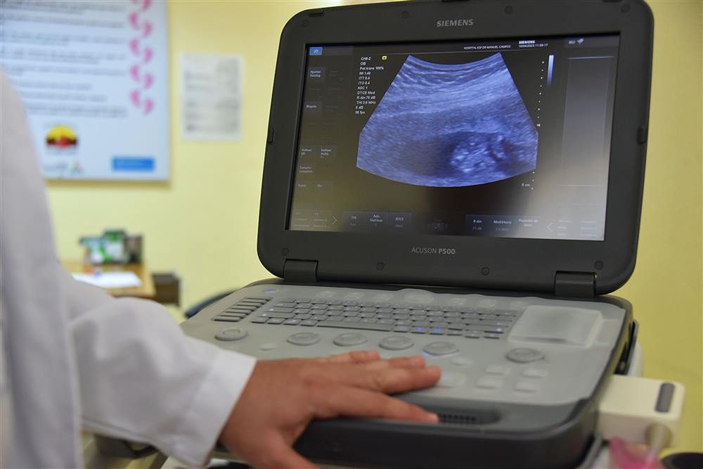 Exame de ultrassonografia sendo realizado em equipamento de última geração